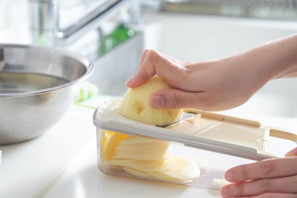 How to thinly slice potatoes with a mandoline-slicer